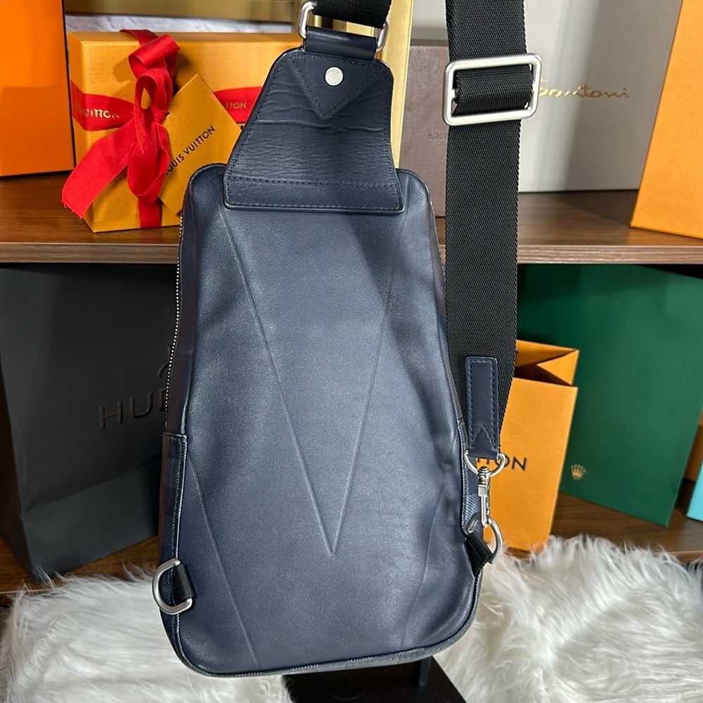 Louis Vuitton Avenue Slingbag NM - Picture 3 of 16
